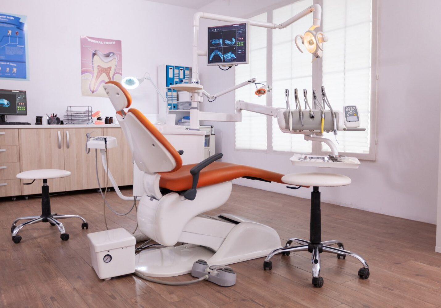 empty-modern-teethcare-stomatology-hospital-office-with-nobody-it-equipped-with-dental-intruments-ready-orthodontist-healthcare-treatment-tooth-radiography-images-display